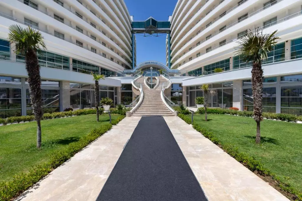 حیاط هتل میراکل آنتالیا